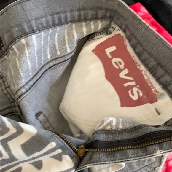 Levi’s mid rise shorts - Picture 3 of 4